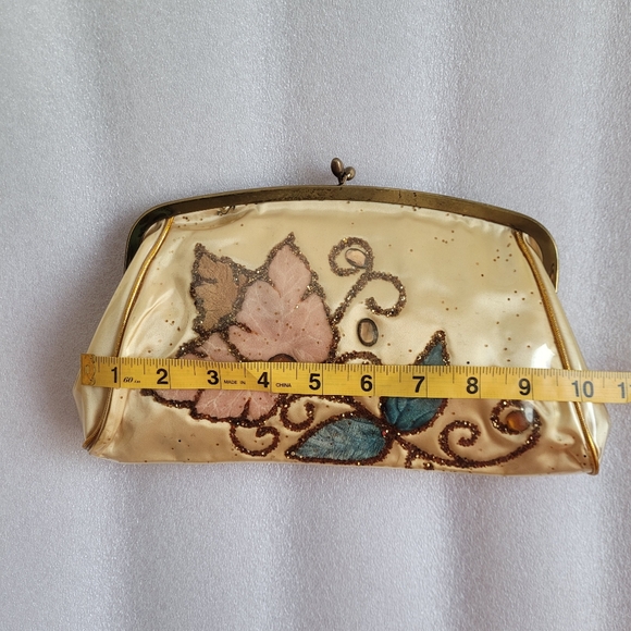 Vintage 50s 60s collectible Vinyl Covered Embroidered clutch With Metallic Gold - Picture 12 of 13